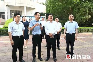 赛前，梅西和吉田麻也作为双方球队队长合影