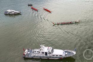 李铁案今日8点半开庭，7点15分四辆警车驶入法院