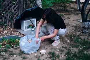 太嚣张？奥利斯破门后到切尔西球迷面前庆祝，被竖中指